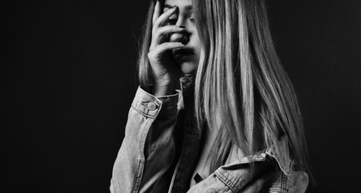 Kéz a kézben – én és a szorongás fojtogató jelenléte az ünnepek alatt