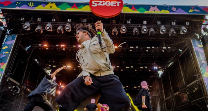 Kiemelt műsorsávban lép fel Azahriah a Sziget Nagyszínpadán