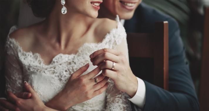 Az esküvői szertartás legfontosabb kelléke a karikagyűrű - segítünk kiválasztani