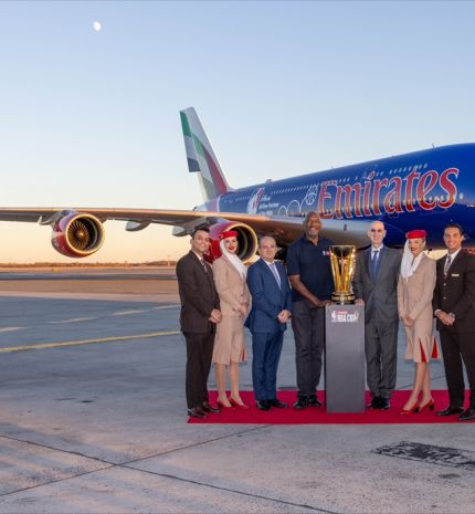 Az Emirates különleges, NBA-tematikájú óriásgépe vitte New Yorkba a kosárlabda-bajnokság trófeáját