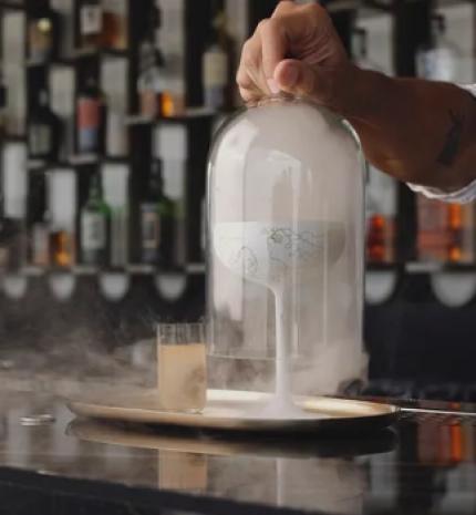 Stylenews - Műalkotás a műalkotásban – egyedi koktél Anna Amélie és a White Raven Skybar együttműködésében