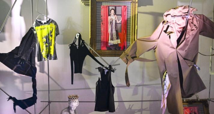 A GLENN MARTENS H&M ESEMÉNY LÁNGRA LOBBANTOTTA VARSÓT NYERS, BRIT EXCENTERIKUS STÍLUSÁVAL