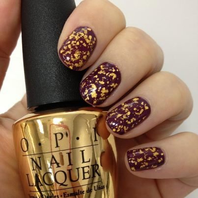 James Bond arany körömlakkja