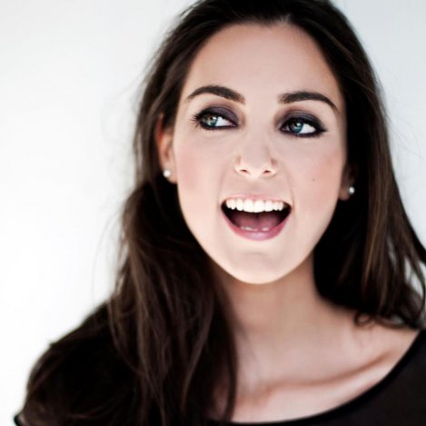 Nem mindennapi! Egy magyar énekesnő Párizsban!