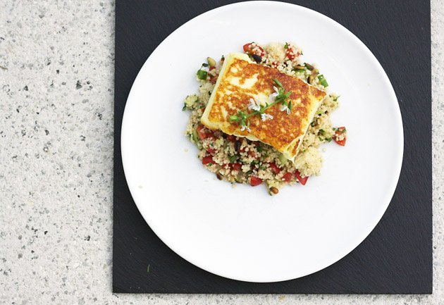 Mai mosoly: grillezett halloumi és arab saláta