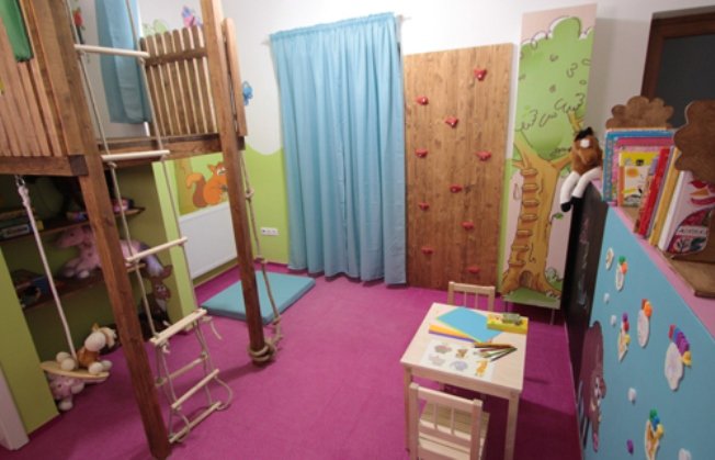 Görög Zita csemetéinek játszóháza