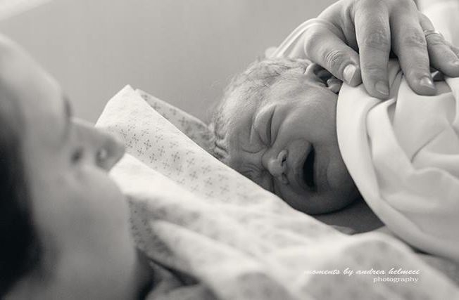 Szülés Fotózás - Már itthon is hódít