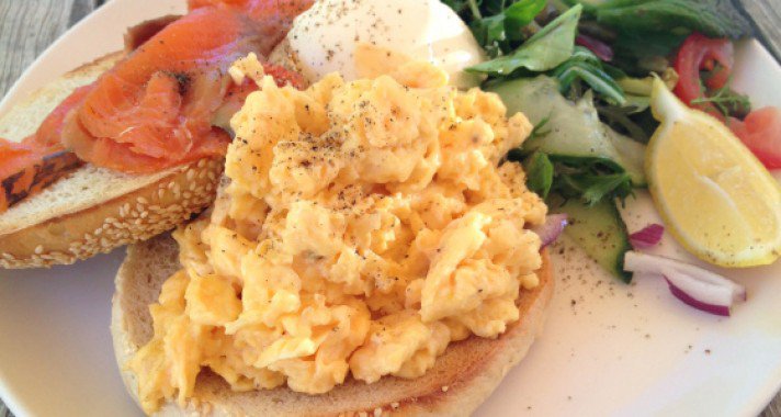 Tojáspástétom kapribogyós mártással