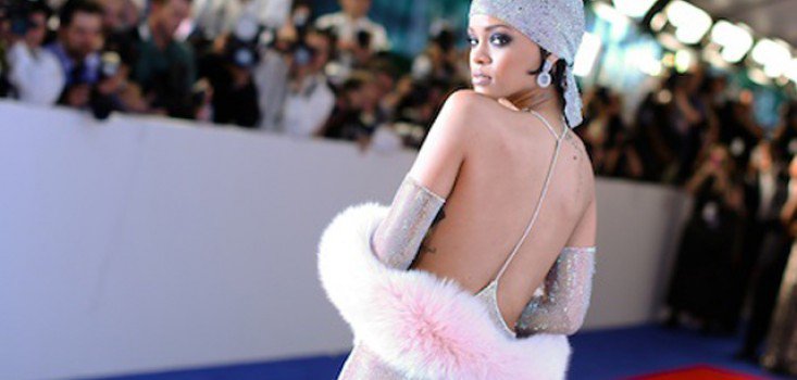 Meztelen ruhák a vörös szőnyegen