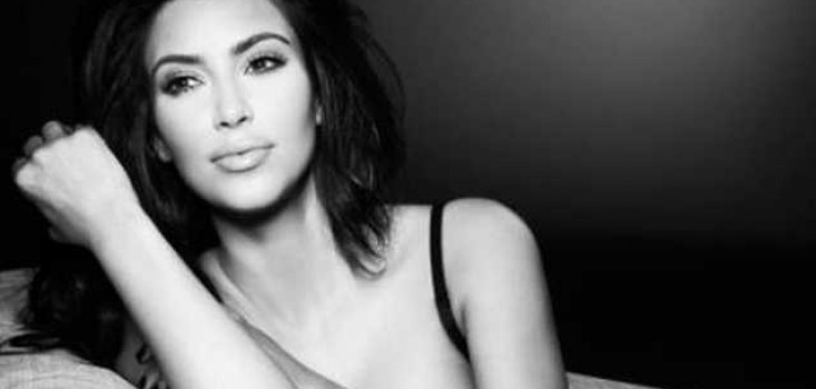 Stílusiskola Kim Kardashian módra