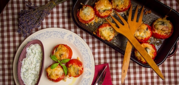 Bazsalikomos töltött paradicsom tzatzikivel