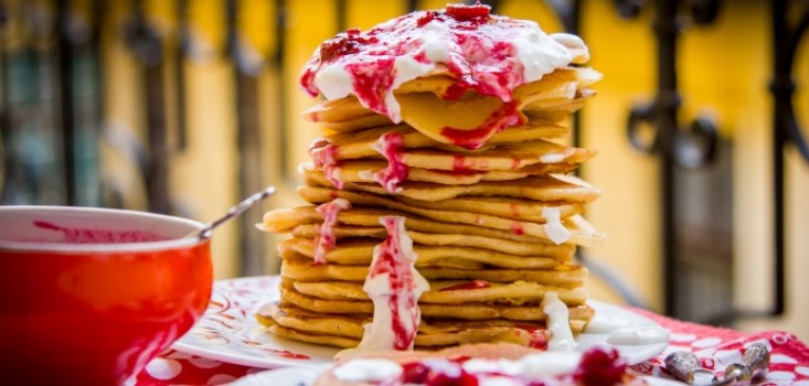 Amerikai palacsintatorony házi meggyszósszal