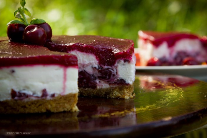 Meggyes krémes sajttorta