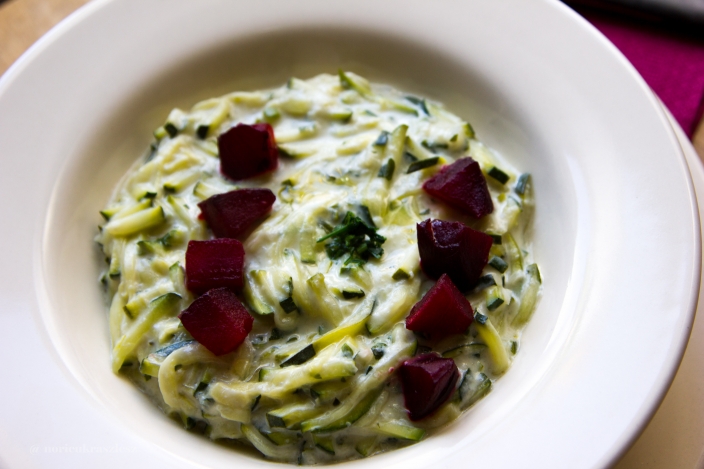 Fehérboros cukkinifőzelék cékla ropogóssal