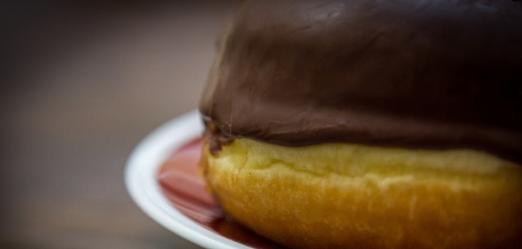 Csokiba mártott szalagos fánk