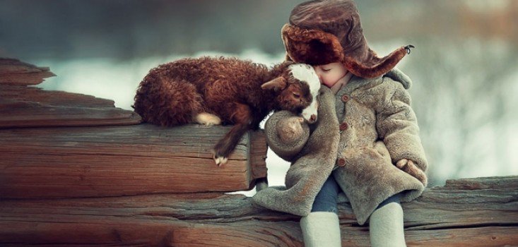 Gyönyörű fotók gyermekek és állatok barátságáról