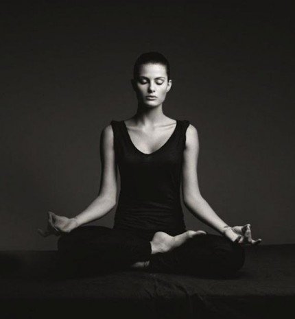 5 jógapóz, amit ülve is gyakorolhatsz