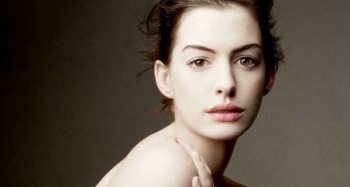 Anne Hathaway a természetesség mellett