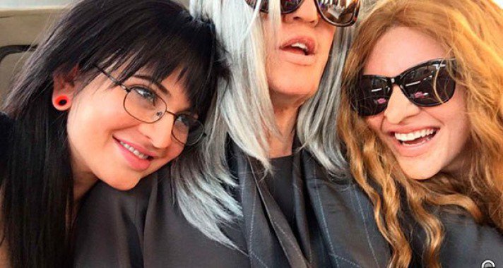 Álruhában indult hollywoodi buszútra a két Jenner lány és Khloe Kardashian