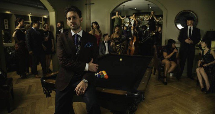 40 előadó egy színpadon, a Postmodern Jukebox koncertjén
