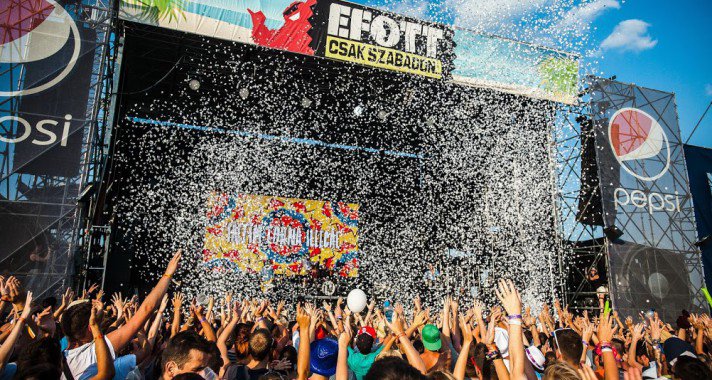 Úszógumis zenészek gerilláskodtak a belvárosban