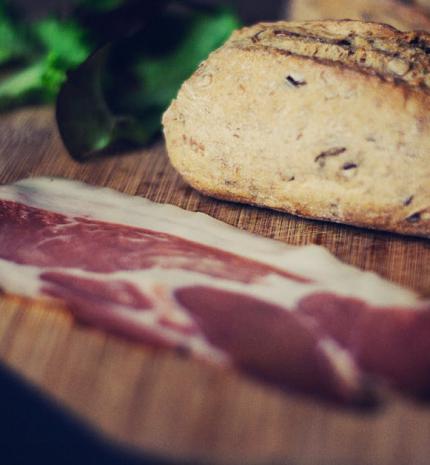 Baconbe göngyölt feta, salátával