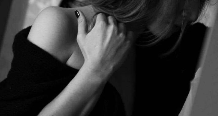 Csak egy rúzsfolt az inge gallérján