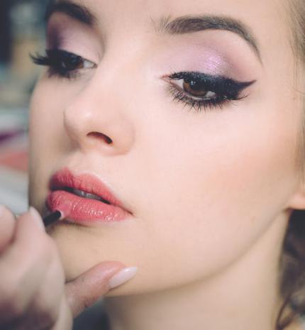 Mit tegyünk, ha túlszedtük, vagy sérülés miatt hiányos a szemöldökünk?