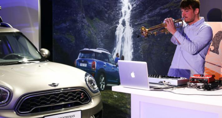 Autók és festmények találkozása: Elindult a Culture Cube kiállítássorozat