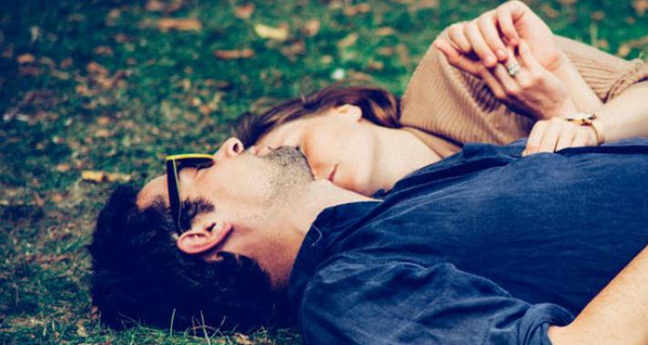 Elcsúszva egymáson