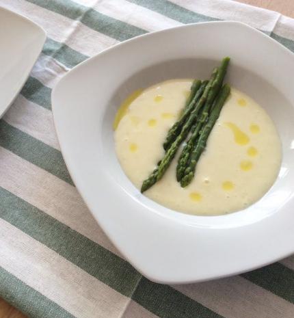 Spárga krémleves cékla chips-szel