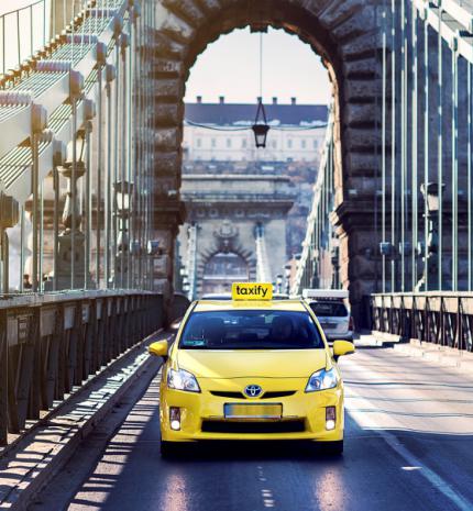 Bűvészt hoz a taxi gyereknapra