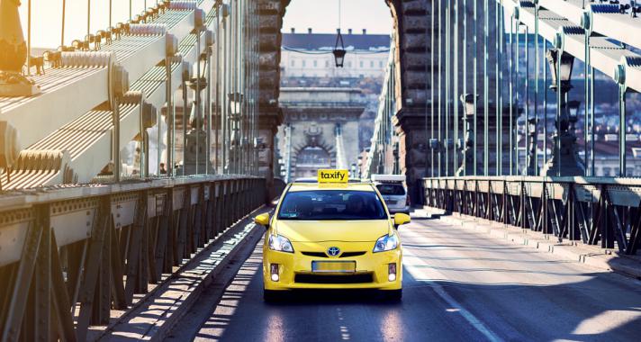 Bűvészt hoz a taxi gyereknapra