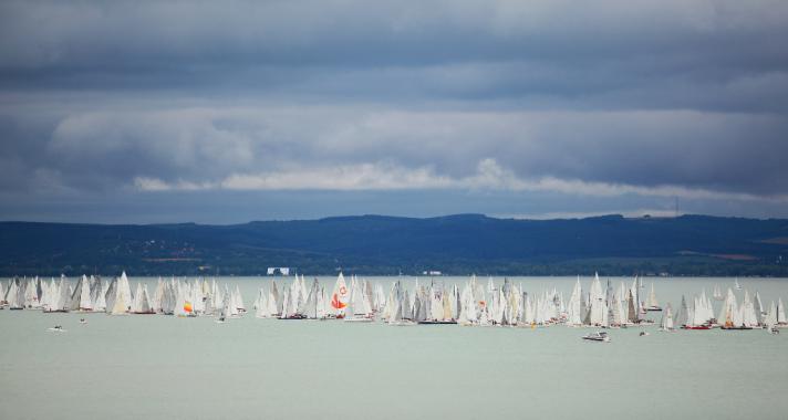 Legendák és karbon hajók egy vitorlás versenyen