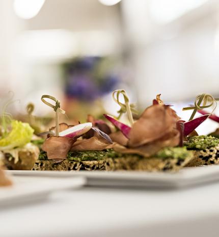 Nyári Foodie-kalauz Mautner Zsófival: ehető gyomnövényekkel indult a MOM Park Gasztro Napok