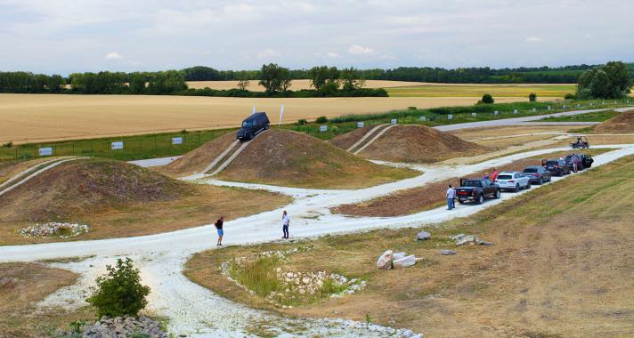 Tesztelhetik magukat az amatőr és profi sofőrök a drivingcamp legújabb off-road pályáján