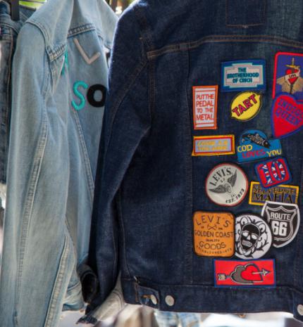 Egyedi farmerdzsekik készülnek a Levi's Tailor Bike standjánál