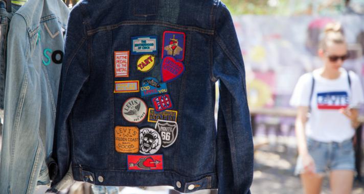 Egyedi farmerdzsekik készülnek a Levi's Tailor Bike standjánál