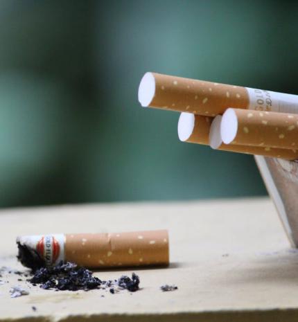 Léket ver közénk a füst