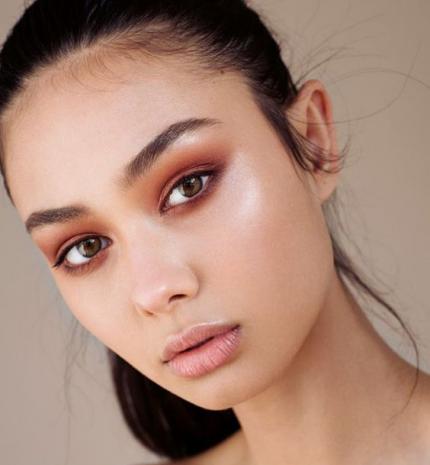 Smink tipp: füstös szemek egy kis pirossal fűszerezve