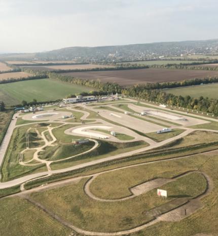 Luxusautók, tűzijáték, helikopteres repülés - a drivingcamp 5. szülinapján jártunk