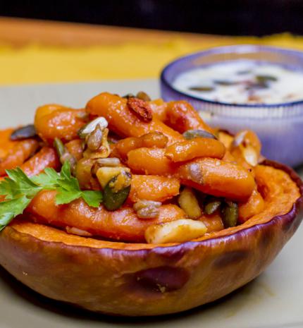 Őszi vacsora ötlet: sütőtökös répatál, kéksajtos öntettel