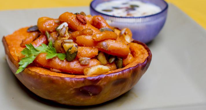 Őszi vacsora ötlet: sütőtökös répatál, kéksajtos öntettel