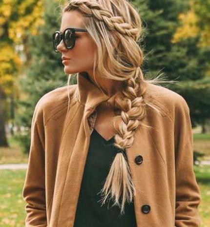 11 csodás fonat ötlet télre, ami kényelmes és stílusos lehet sapkával is