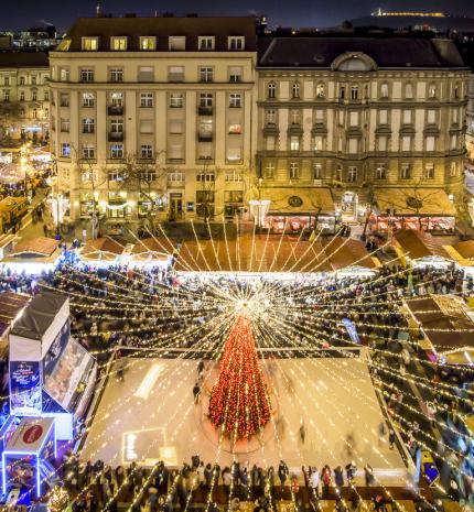 Ennyi ember nem tévedhet: a bazilika előtti adventi vásár ismét Európa legjobbjai között