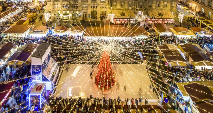 Ennyi ember nem tévedhet: a bazilika előtti adventi vásár ismét Európa legjobbjai között