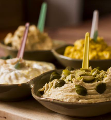 Egészséges vacsora tipp: különböző fűszerezésű humuszvariációk