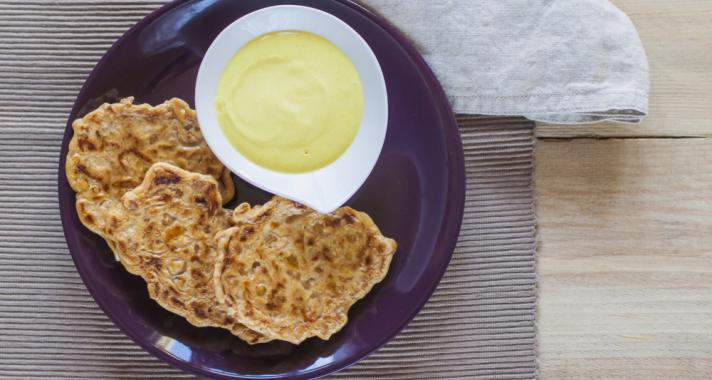 Egészséges nasi: csicseriborsó lepény tejfölös mártogatóssal