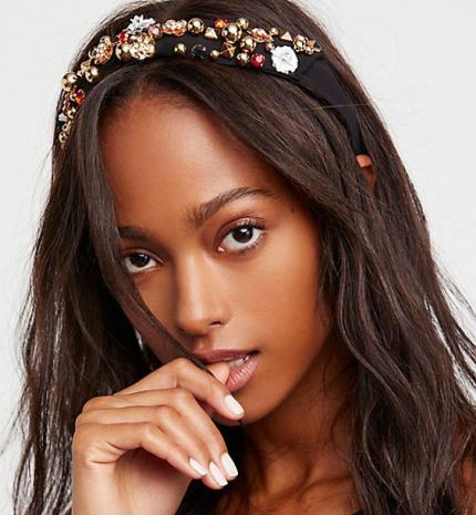 Stílusiskola: így viseld 2018 legtrendibb kiegészítőjét, a hajpántot