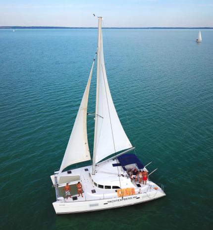 Tárgyalás a Balaton közepén – felejtsd el a közös golfozást és az üzleti vacsorákat